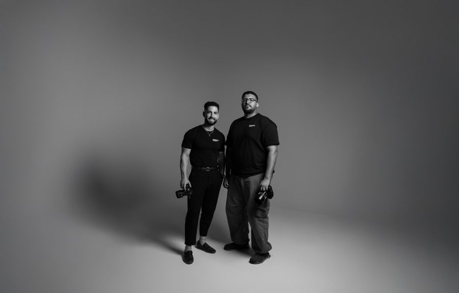 Álvaro Cañadas y Rachid fotógrafos en Almería – retrato profesional en estudio fotográfico de alquiler